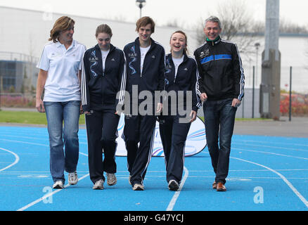 (Links-rechts) Katherine Grainger, Holly Reif, Allan Hamilton, Morven Shaw und Jonathan Edwards während eines Fotoalles für die Unterstützung der Bank of Scotland für Schottlands zukünftige Stars des Teams GB und PapalympicsGB in Scotstoun, Glasgow. Stockfoto