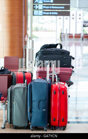 Gruppe von Reisekoffer am Flughafen mit absichtlichen geringe Schärfentiefe im Hintergrund im Mittelpunkt. Stockfoto
