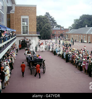 Die Königin Mutter und Prinzessin Anne in einer Kutsche an Royal Ascot Stockfoto