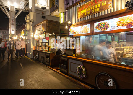 Singapur, Singapur - 12. Dezember 2014: Straßenhändler verkauft eine Vielzahl von lokalen Speisen auf Smith Street in Chinatown. Stockfoto