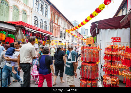 Singapur, Singapur - 17. Januar 2016: Shopper besuchen Sie Chinatown beim chinesischen Neujahrsfest für Schnäppchen-Souvenirs. Stockfoto