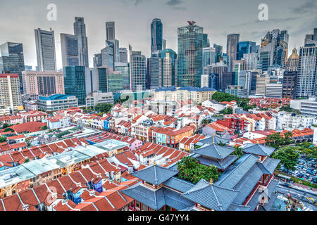 Eine Luftaufnahme von Singapurs Chinatown mit seinen eigenen Low-Rise, Barock-viktorianischen Stil Shophouses vor dem Hintergrund der Stadt Stockfoto