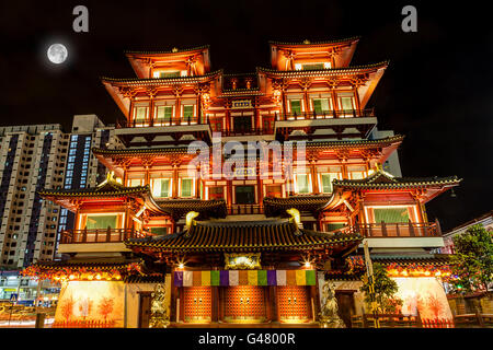 Vollmond über dem Buddha Tooth Relic Temple in Singapur Chinatown. Stockfoto