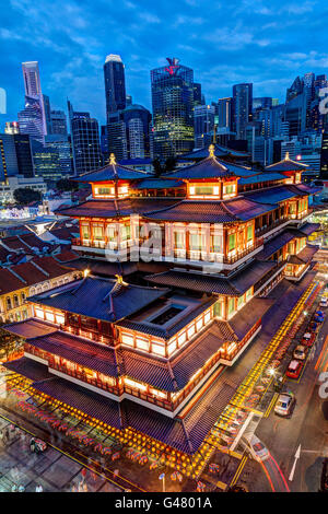 Langzeitbelichtung Schuss von Sonnenuntergang über Singapur Chinatown mit dem Buddha Tooth Relic Temple im Vordergrund und die Stadt Konsumverhalten Stockfoto