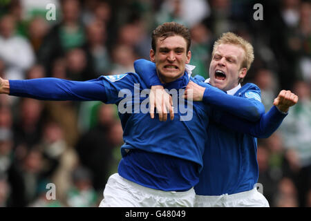 Nikica Jelavic der Rangers (links) feiert mit Teamkollege Steven Naismith (rechts) Nach dem Erreichen des Siegtreffer Stockfoto