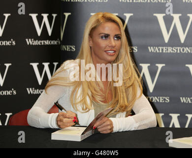 Katie Price während einer Buchunterzeichnung für ihre neueste Autobiographie You Only Live Once und den neuen Roman Paradise bei Waterstone's in Basildon, Essex. Stockfoto
