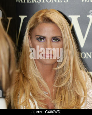 Katie Price während einer Buchunterzeichnung für ihre neueste Autobiographie You Only Live Once und den neuen Roman Paradise bei Waterstone's in Basildon, Essex. Stockfoto