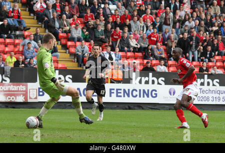 Charlton Athletic Bradley Wright-Phillips punktet seine Seiten das zweite Tor des Spiels während der npower League ein Spiel im Valley, London. Stockfoto