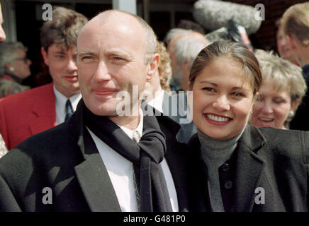 Rockstar und Schauspieler Phil Collins, der Präsident von Comic Heritage ist, und Freundin Orianne Cevey bei der Enthüllung der blauen Gedenktafel zur Erinnerung an die Comic-Stars in Teddington. 22/7/99: Collins heiratet Cevey am Wochenende vom 24/7/99 in Lausanne. Stockfoto