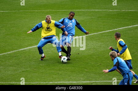 Fußball – Everton FC Open Training Session – Goodison Park. Evertons Tony Hibbert und Sylvain Distin während der Trainingseinheit Stockfoto