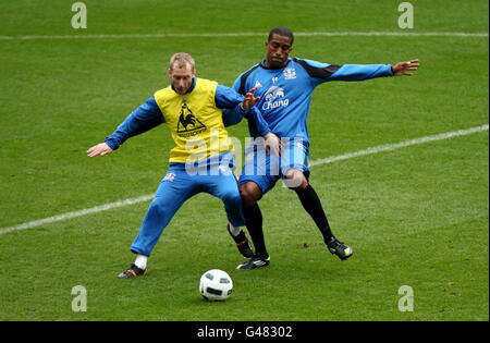 Evertons Tony Hibbert und Sylvain Distin während der Trainingseinheit Stockfoto