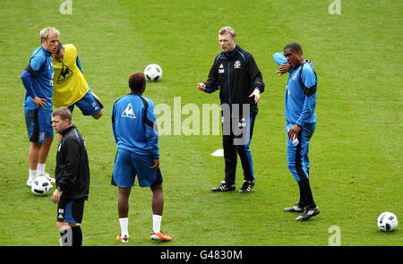 Fußball – Everton FC Open Training Session – Goodison Park. Evertons Manager David Moyes spricht während der Trainingseinheit mit den Spielern Stockfoto