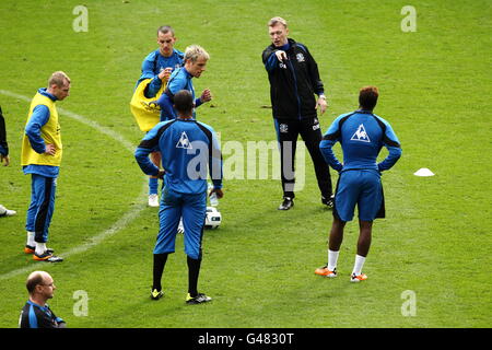 Fußball – Everton FC Open Training Session – Goodison Park. Evertons Manager David Moyes spricht während der Trainingseinheit mit seinen Spielern Stockfoto