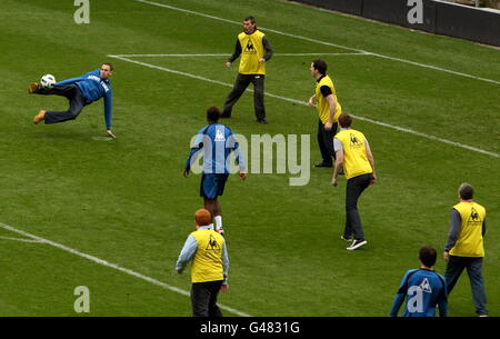 Fußball – Everton FC Open Training Session – Goodison Park. Ein Fan versucht einen spektakulären Volley während eines Fans gegen Everton Spieler fünf pro Seite Stockfoto