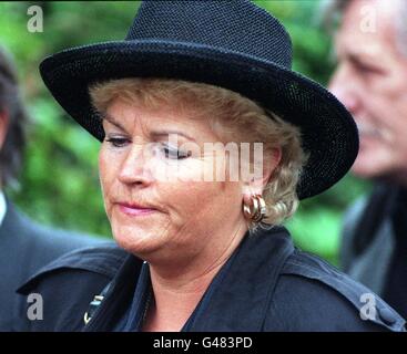 Schauspielerin Pam St Clement, alias Pat Butcher in BBC's Eastenders bei der Beerdigung der Seifenschöpferin Julia Smith am Mortlake Cremetoriam in London heute (Montag). Siehe PA Geschichte BEERDIGUNG Smith. Foto von Ben Curtis/PA. Stockfoto