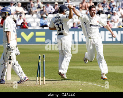 Essex-Bowler David Masters (rechts) feiert das Dickicht von Kents Martin Van Jaarsveld während des zweiten Spiels der Liverpool Victoria County Championship Division auf dem Ford County Ground, Chelmsford. Stockfoto