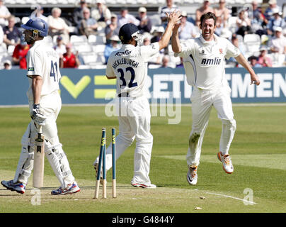 Essex-Bowler David Masters (rechts) feiert das Dickicht von Kents Martin Van Jaarsveld während des zweiten Spiels der Liverpool Victoria County Championship Division auf dem Ford County Ground, Chelmsford. Stockfoto