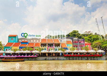 Singapur, Singapur - 18. März 2015: Bunte Bars und Restaurants säumen den Singapore River entlang Clarke Quay. Der Bereich verwendet, um Stockfoto