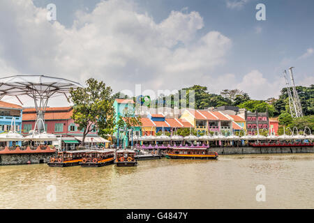 Singapur, Singapur - 18. März 2015: Bunte Bars und Restaurants säumen den Singapore River entlang Clarke Quay. Der Bereich verwendet, um Stockfoto