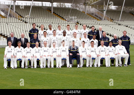 Warwickshire Team Group (Back Row L-R) Chris Armstrong (Strength and Conditioning Coach), Laurie Evans, Varun Chopra, Thomas Allin, Thomas Milnes, Maurice Holmes, Chris Metters, Stuart Keyb (Team Analyst) und David Wainwright (1. Elf-Torschütze) (Middle Row L-R) Norman Gascoigne (Chairman), Colin Povey (Chief Executive), Gerhard Mostert (Physiotherapeut), Andrew Miller, Keith Barker, will Porterfield, Richard Johnson, Ateeq Javid, Graeme Welch (Bowling Coach), Neal Abberley (Development Coach), Dougie Brown (Assistant Coach) (Front Row L-R) Rikki Clarke, Ant Botha, Ian Westwood, Tim Ambrose, Stockfoto