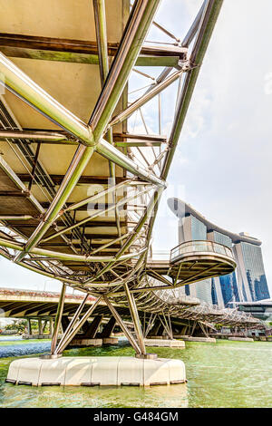 Singapur, Singapur - 18. März 2015: Die einzigartige Spiral-Architektur der Helix-Brücke führt zum Marina Bay Sands Hotel. Stockfoto