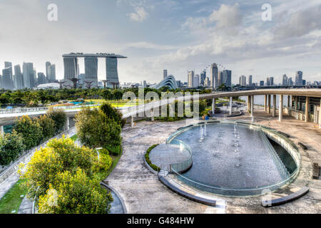 HDR-Rendering von Singapurs Skyline aus der Marina Barrage. Stockfoto