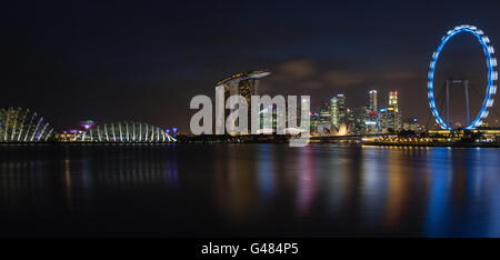 Ein Panorama von Singapurs Skyline bei Nacht auf die Marina Bay. Stockfoto