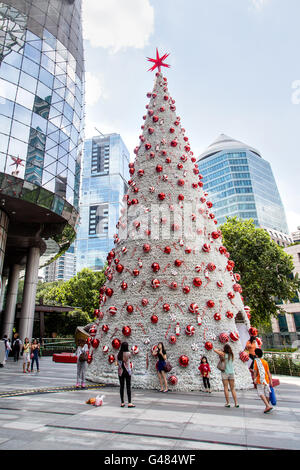 Singapur, Singapur – 10. Dezember 2014: Shopper und Touristen fotografieren einen Weihnachtsbaum in der Orchard Road. Stockfoto