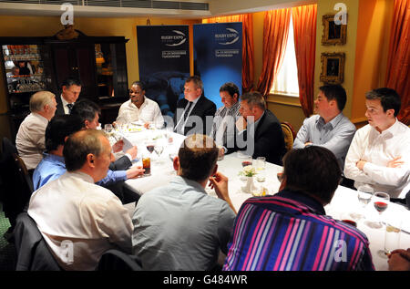 Rugby Expo 2011 Launch Lunch - Shepherd's Restaurant. Die Gäste sprechen während des Lunch zur Rugby Expo 2011 Stockfoto