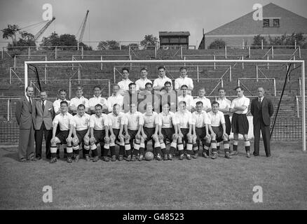 Fulham-Team-Gruppe. (Hintere Reihe, l-r) David Bewley, Ron Lewin, John McDonald, Norman Smith. (Mittlere Reihe, l-r) E Perry (Trainer), E O'Callaghan (Trainer), Henry Freeman, Len Quested, James Jinks, William Pavitt, Edward Hinton, A Cage, Doug Flack, Jim Taylor, Harold Wallbanks, Ernie Shepherd, John Jones, F Penn (Trainer). (Vordere Reihe, l-r) Thomas Harris, Robert Thomas, Arthur Stevens, Albert Beasley, Joe Bacuzzi, Cliff Lloyd, Harry Ayres, Randolph Jenkins, Sidney Thomas, C Thomas Stockfoto