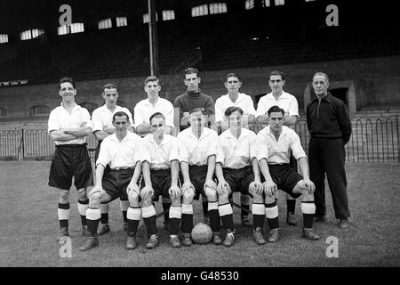 Fulham-Teamgruppe. (Hintere Reihe, l-r) David Bewley, Henry Freeman, Len quested, Doug Flack, Jim Taylor, Joe Bacuzzi, Frank Penn (Trainer). (Erste Reihe, l-r) Robert Thomas, Arthur Stevens, Albert Beasley, Bedford Jezzard, John McDonald Stockfoto