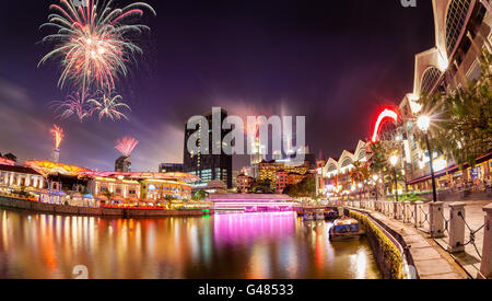 Feuerwerke in die Kulisse für den Singapore River entlang Clarke Quay als Vorstufe zu Singapurs 50 Jahre Unabhängigkeit. Stockfoto