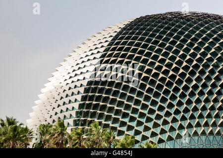 Einzigartige Dachterrasse Gestaltung von Singapurs berühmten Esplanade Theater an der Bucht Stockfoto