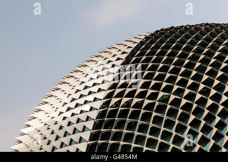 Einzigartige Dachterrasse Gestaltung von Singapurs berühmten Esplanade Theater an der Bucht Stockfoto