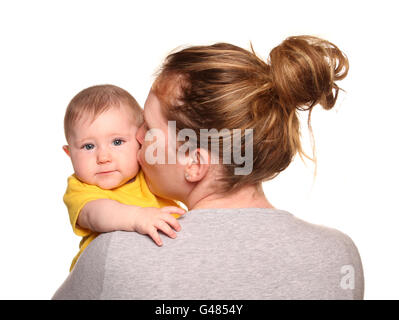 Mutter, Babymädchen einen Kuss auf die Wange-Ausschnitt Stockfoto