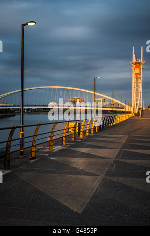 Millennium Fußgängerbrücke in Salford Quays auch bekannt als die Lowry Footbridge Stockfoto