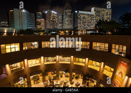 Singapur, Singapur - 26. März 2015: The Esplanade Theater in der Nacht mit Singapurs Skyline im Hintergrund. Stockfoto