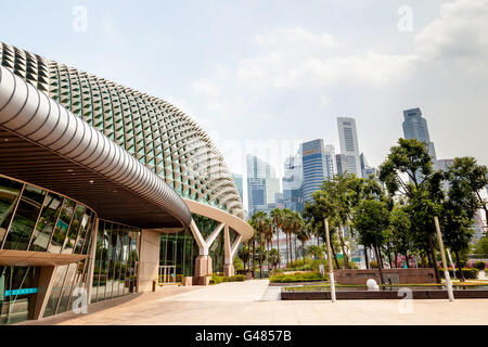 Singapur, Singapur - 18. März 2015: Einzigartige Dachterrasse Gestaltung von Singapurs berühmten Esplanade Theater an der Bucht. Stockfoto