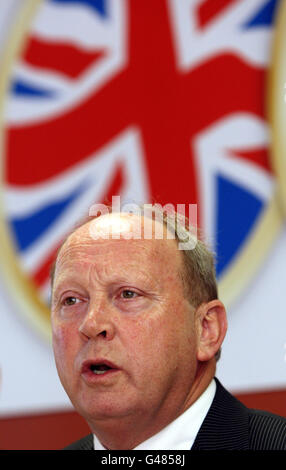 Jim Allister, TÜV-Führer, sprach beim offiziellen Start des traditionellen Wahlkampfs und Manifests der Unionistischen Stimme (TÜV) in seinem Büro in Holywood Road, Belfast. Stockfoto