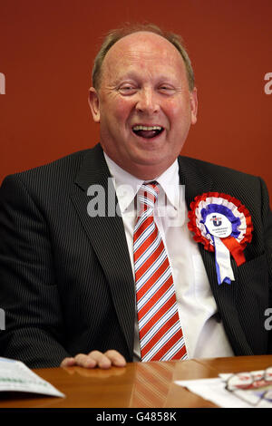 Jim Allister, TÜV-Führer, sprach beim offiziellen Start des traditionellen Wahlkampfs und Manifests der Unionistischen Stimme (TÜV) in seinem Büro in Holywood Road, Belfast. Stockfoto