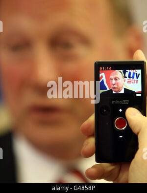 Jim Allister, TÜV-Chef, wird von einem Web-Journalisten aufgezeichnet, während er beim offiziellen Start der traditionellen Unionist Voice (TÜV) Wahlkampagne und Manifest in seinem Büro in Holywood Road, Belfast, spricht. Stockfoto