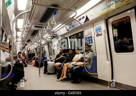 Singapur, Singapur - 24. März 2015: Pendler in der Kabine der u-Bahn Zug bekannt als Mass Rapid Transit (MRT). Singapur " Stockfoto