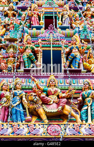 Aufwendigen hinduistische Kunst und Gottheit Schnitzereien an der Fassade des Sri Veeramakaliamman Tempel in Little India, Singapur. Stockfoto