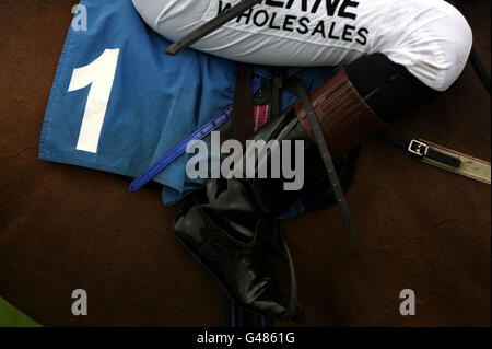 Detailansicht eines Satteltuches mit der Nummer 1 Und die Stiefel des Jockeys Stockfoto