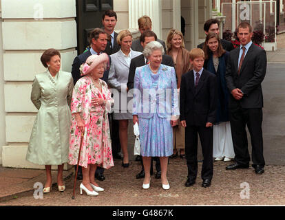 Die Queen Mother (2. Links) feiert heute (Montag) ihren 97. Geburtstag mit Mitgliedern der königlichen Familie im Clarence House. (l/R vorne) Prinzessin Margaret, Königin Mutter, die Königin, Prinz Harry. (l/R Mitte) Prince of Wales, Zara Phillips, Viscount Linley, Lady Helen Chatto (dunkles Haar) und Peter Phillips. (l/r zurück) Tim Laurence, Prinz William, Viscountess Linley (blond) und Daniel Chatto. Foto von Stefan Rousseau. Stockfoto