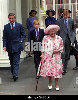 Die Königin-Mutter, begleitet von ihrem Enkel, Prinz Charles und seinen beiden Söhnen Prinz Harry (Mitte) und Prinz William, verlässt das Clarence House, um die tausend starken Scharen von Willigern zu treffen, die sich draußen versammelt hatten, um ihrem Lieblingskönigin alles gute zum 97. Geburtstag zu wünschen. Stockfoto