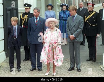 Royalty - Königin Mutter 97. Geburtstag - Clarence House Stockfoto