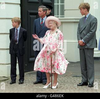 Die Königin-Mutter, begleitet von ihrem Enkel, Prinz Charles und seinen beiden Söhnen Prinz Harry (farl eft) und Prinz William, verlässt das Clarence House, um die tausend starken Scharen von Willigern zu treffen, die sich heute (Montag) vor dem Haus versammelt hatten, um ihrem Liebling Royal alles gute zum 97. Geburtstag zu wünschen. Siehe PA Geschichte KÖNIGLICHE Mutter. Foto von Stefan Rousseau/PA Stockfoto