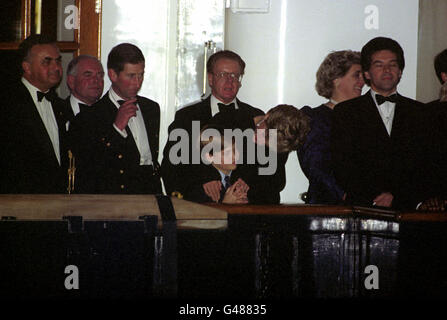 Die Prinzessin von Wales umhüllt ihren älteren Sohn, Prinz William, während sie und der Prinz von Wales das traditionelle Schlagen des Retreats vom Deck der Royal Yacht Britannia beobachten. Stockfoto