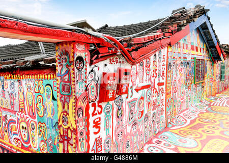 TAICHUNG, TAIWAN - JUL 11: Bunte Graffiti Punkte die Wände des berühmten Rainbow Village in Taichung 11. Juli 2013. Das Dorf Stockfoto